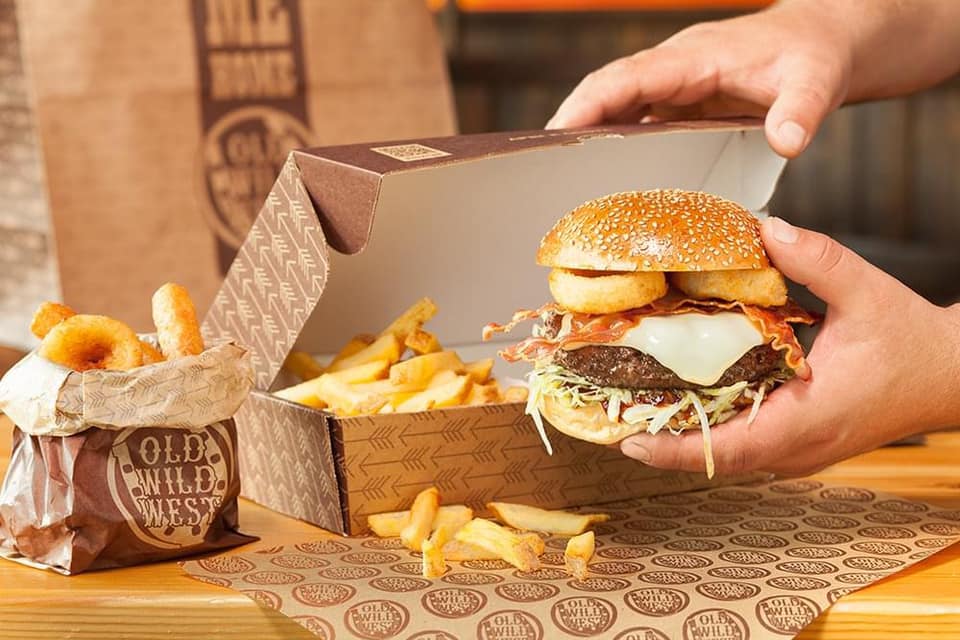 Panino da asporto, hamburger e patate con formaggio_Old Wild West Formia