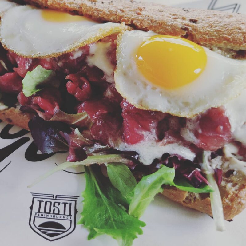 Panini gourmet - panino con uova e insalata_tosti paningourmet formia