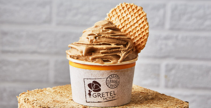 Coppetta con il logo gretelfactory con un gusto nocciola e un biscotto tondo da gelato